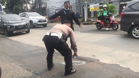 嘟！Ciputat Raya Road 坑洼吃伤亡，一名摩托车手在现场遇难