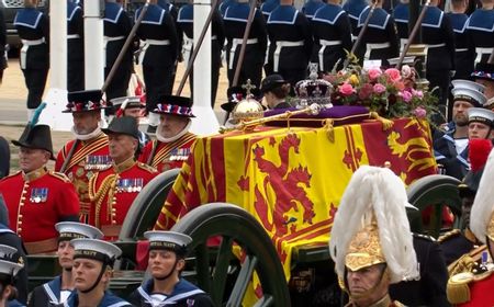 Peti Mati Ratu Elizabeth II Dibawa dari Westminster Hall ke Westminster Abbey dengan Kereta Meriam, Raja Charles III dan