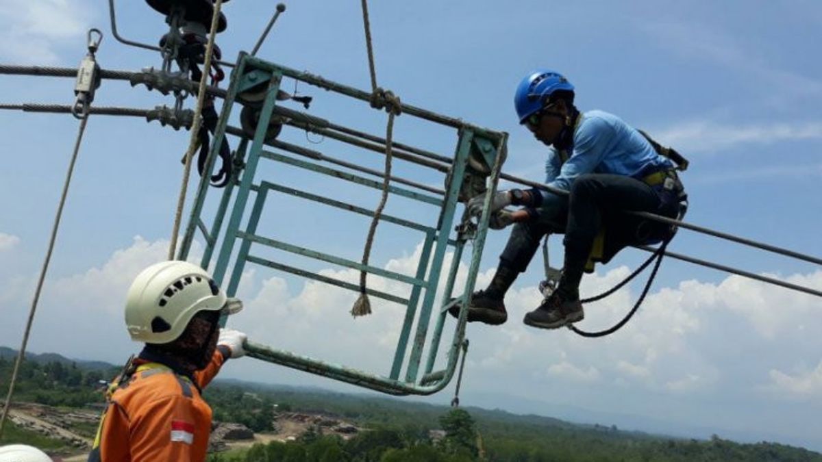 Listrik Menyentuh Kampung Cihalimun Jabar setelah Menanti 77 Tahun