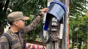 Satpol PP يكتشف عددا من الكهرباء في مواقع المباني الغير قانونية حول بوابة التبادل التحتية