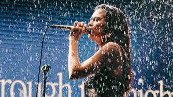 Heavy Rain Makes Photos Of Eva Celia On The 2024 Joyland Stage More Aesthetic