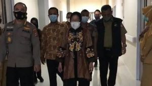 Di Makassar, Mensos Risma Bagi-bagi Duit untuk Korban Bom