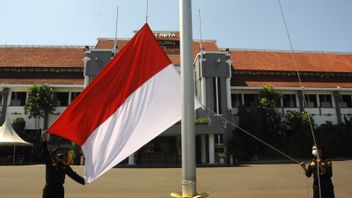 Mayor Eri Cahyadi Urges Surabaya Residents To Raise The Red And White Flag During August