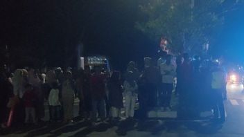 Residents Crowd The Front Area Of The Aceh Nation's Hope Stadium Wait For Jokowi