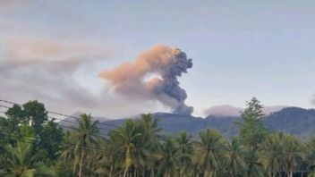 ドゥコノ山は1,400メートルの高さの火山灰を噴出