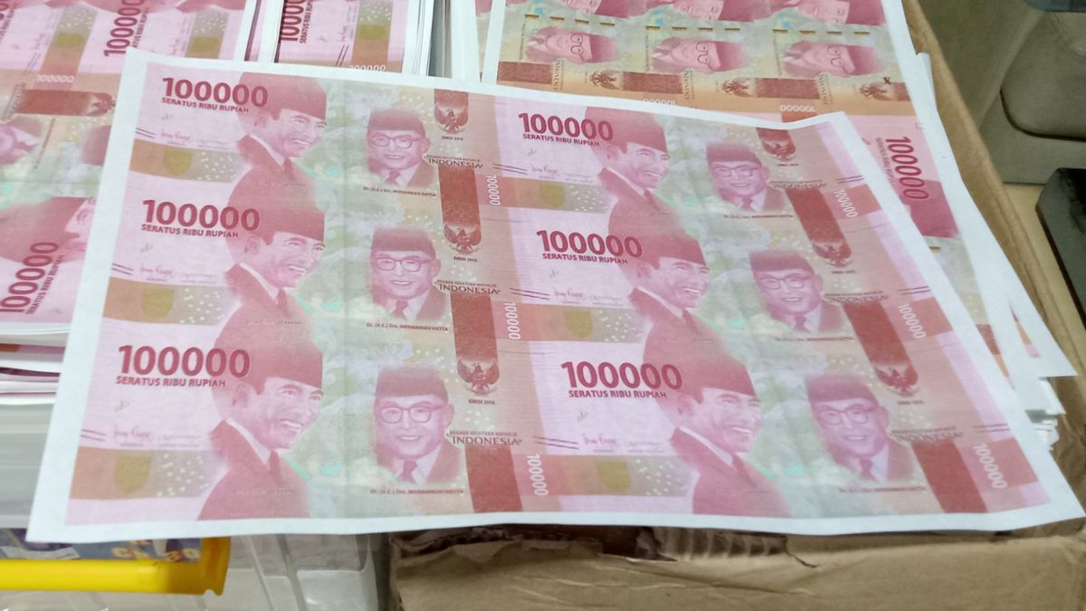 جاكرتا - سجلت نقابة الأموال المزيفة التي تشمل موظفي شركة جارودا التابعة للشركة المملوكة للدولة آلاف الورق المقسم بقيمة 100 ألف روبية إندونيسية