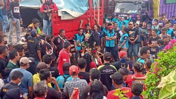 バニュワンギ・ケタパン港のトラック運転手が道路を封鎖、ラモンガンの住民は5時間交通渋滞に巻き込まれる