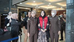 Sambil Senyum, Mira Hayati Napi Kosmetik Berbahaya Dijebloskan ke Penjara