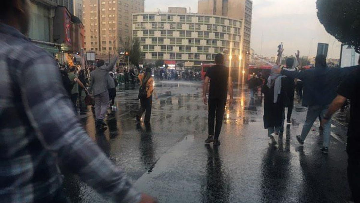 Protests Continue to Widen, Iranian Authorities Tried 1.000 People for Riots in Revolutionary Court