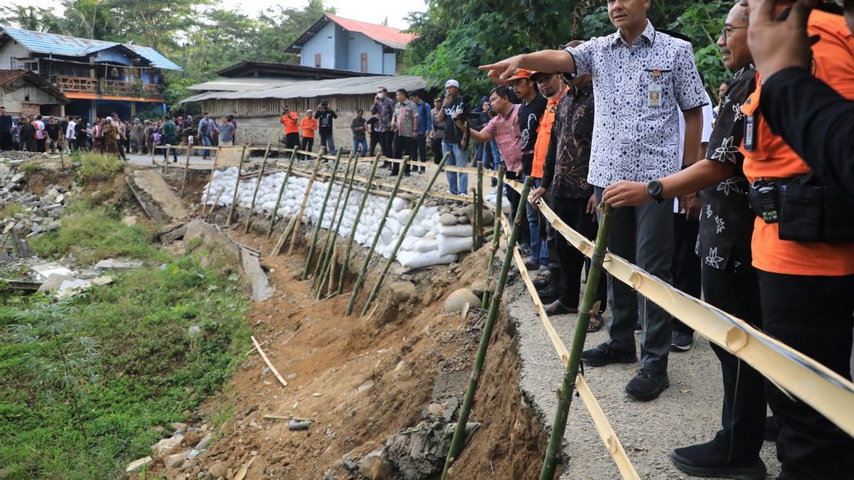 Ganjar Bantu Percepatan Penanganan Jalan Amblas di Banjarnegara-Kebumen