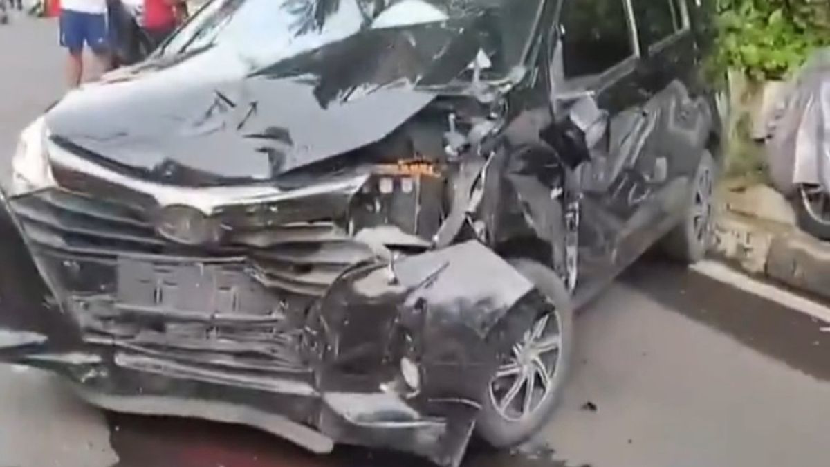 Calya Hitam Tabrak Dua Mobil Hingga Ringsek di Paseban, Polisi Amankan Sopir