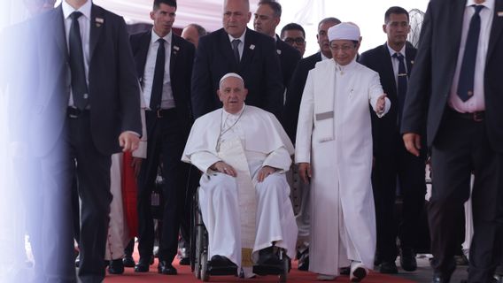 Arriving At The Istiqlal Mosque, Pope Francis Was Greeted By The Typical Betawi Marawi Music