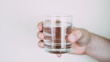 Sebaiknya Rutin Dilakukan, Ini Manfaat Minum Segelas Air Usai Bangun Tidur