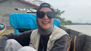 5 portraits de Zaskia Adya Mecca distribuant de l’aide à Aceh