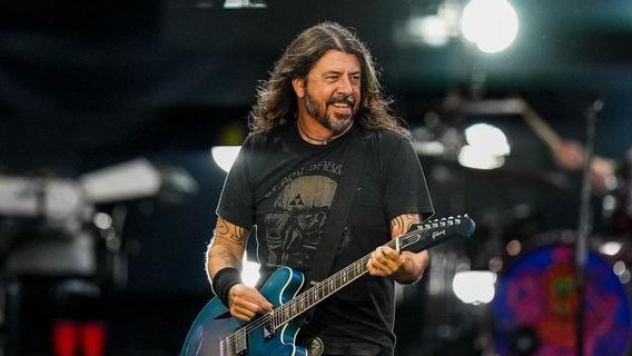 Dave Grohl 'Foo Fighters' Reveals Having Children Outside Of Marriage