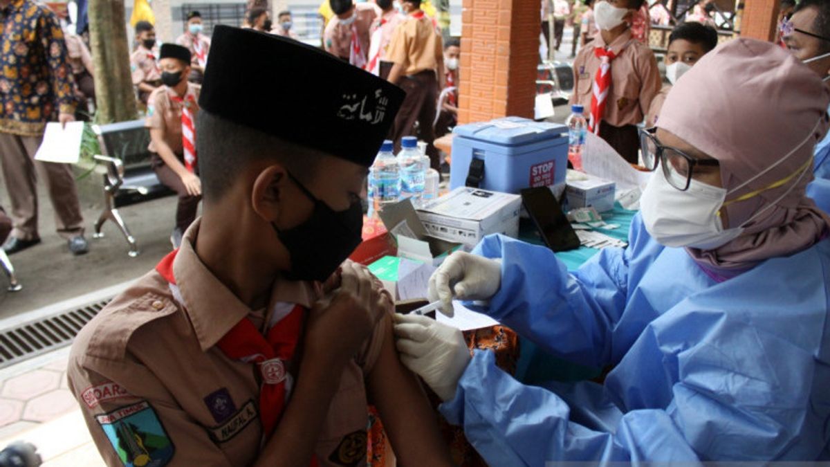 Gubernur Jawa Timur Dorong Percepatan Vaksinasi COVID-19 pada Remaja Termasuk di Ponpes