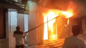 Baterai Sepeda Listrik Korslet, Ruko 2 Lantai di Duren Sawit Hangus Terbakar