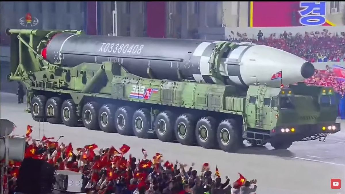 Peringatan 90 Tahun Angkatan Bersenjata, Korea Utara Tampilkan ICBM Hwasong-17 dalam Parade Malam Hari