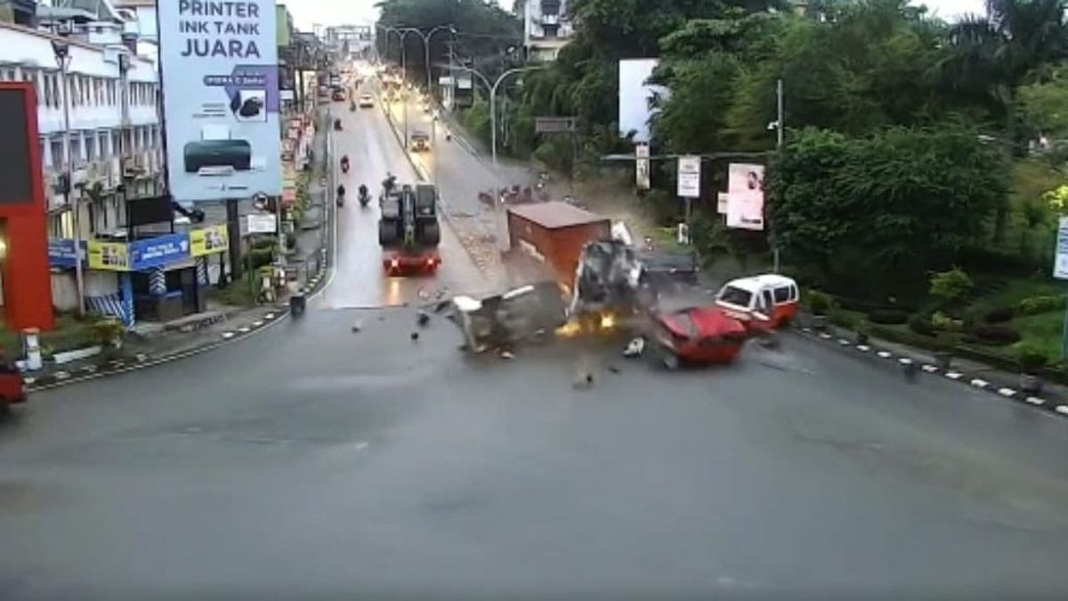 بالرعب، شاحنة محملة 20 طنا في Balikpapan صدم السيارات والدراجات النارية في الضوء الأحمر موارا راباك، 5 قتلى