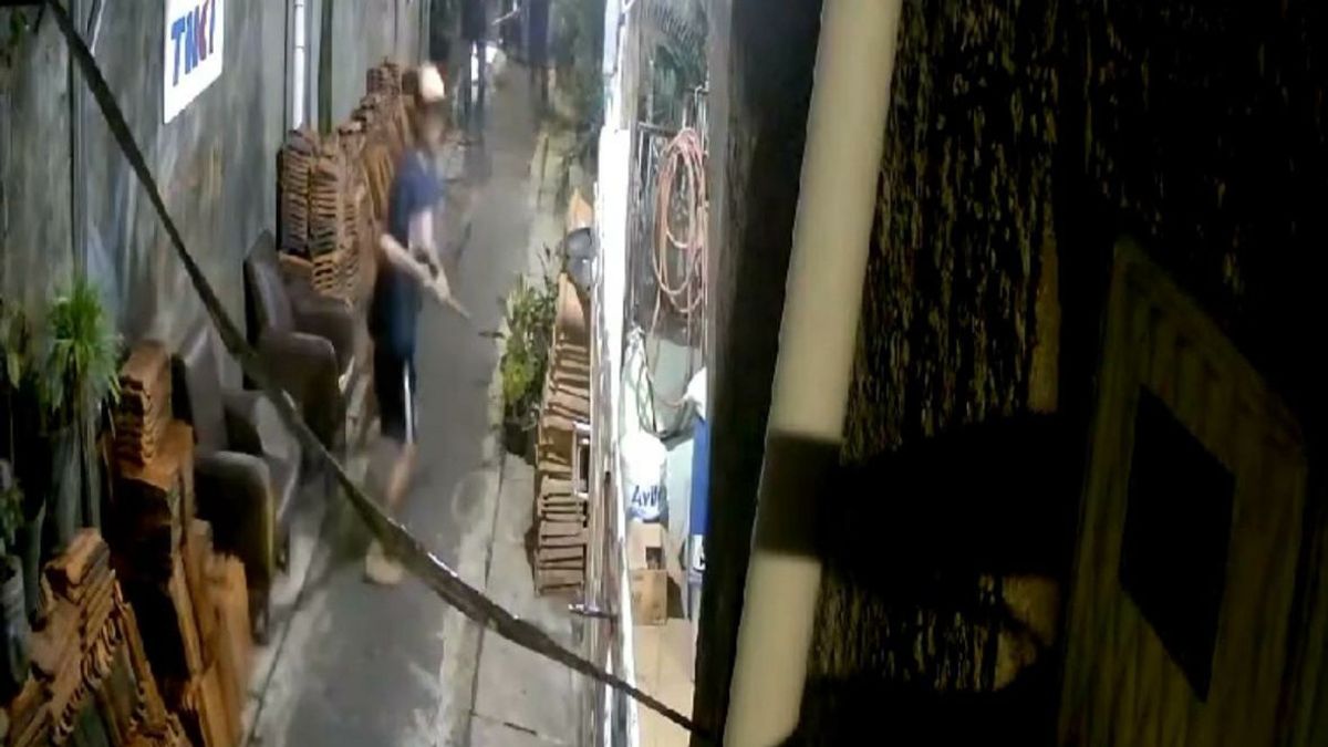 住民を落ち着かせる、チェンパカ・プティのティーンエイジャーがセルリットを運びながらムサラのゲンテンを通りへ投げる