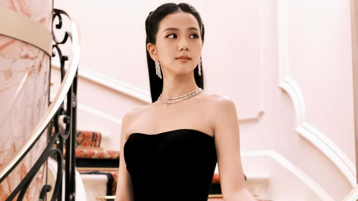 صورة جيسو بلاك بينك وهي ترتدي فستانا أسود ومجوهرات بقيمة 11 مليار روبية إندونيسية