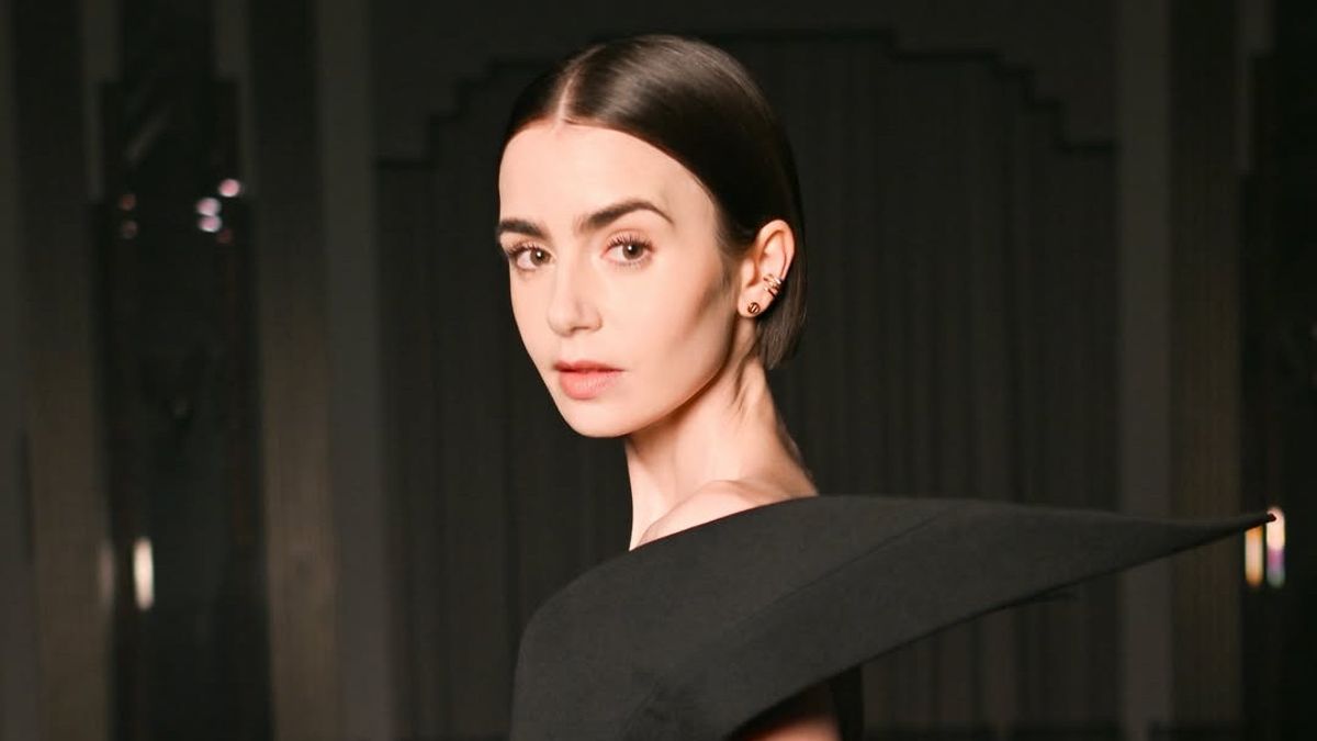 Lily Collins Jadi Audrey Hepburn di Film Tentang “<i>Breakfast at Tiffany’s</i>”