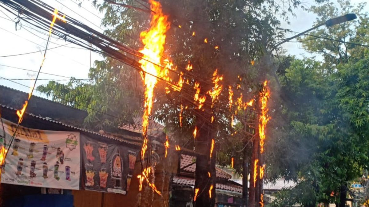 Aerial Electric Cable On Kalisari Street Burns, Motorcyclists And Cars Turn Back