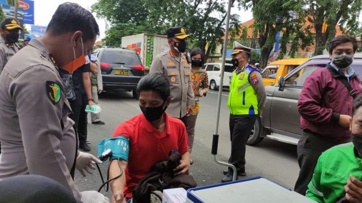 Polisi Razia Vaksinasi COVID-19 di Perbatasan Sidoarjo-Surabaya