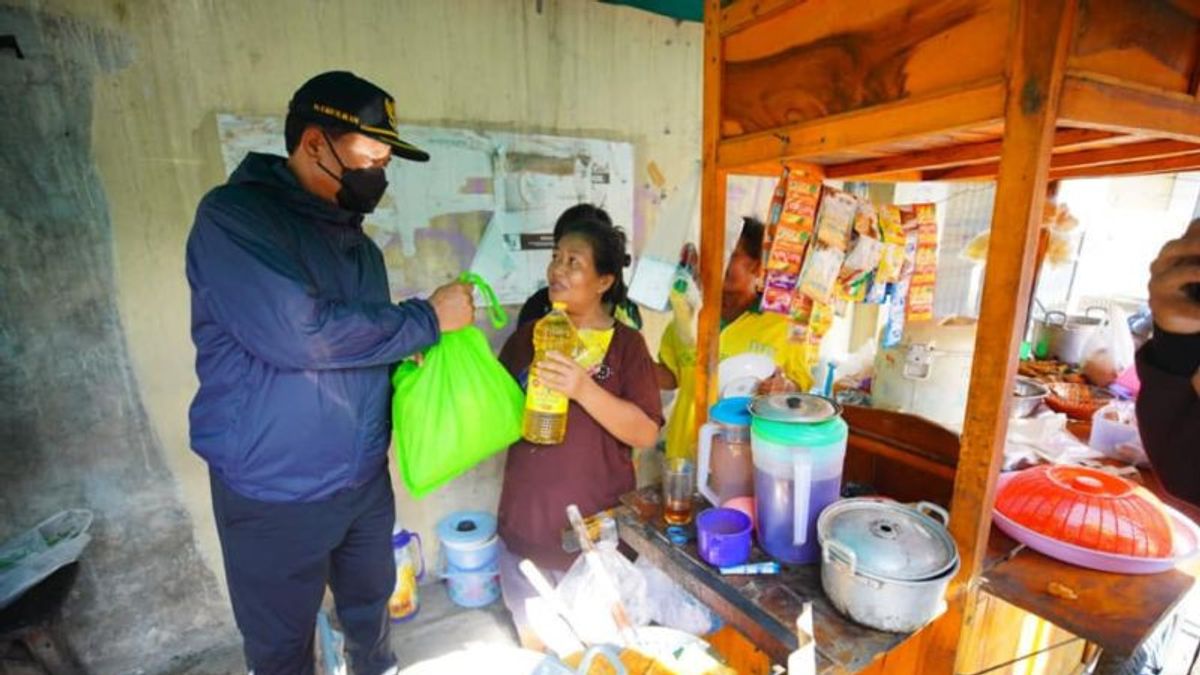 Wali Kota Madiun Bagi-bagi Minyak Goreng Gratis ke Pedagang Kuliner