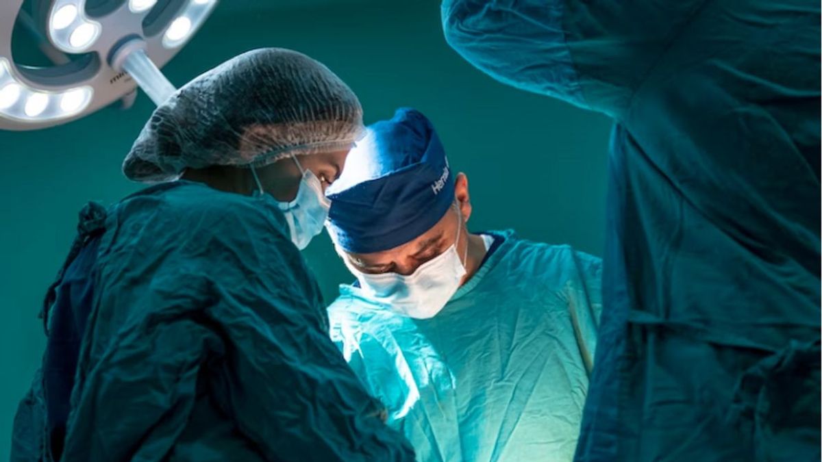 加札医生Susanto在Kalsel医院担任断层手术时感到困惑和颤抖