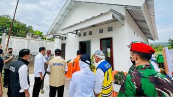 بالإضافة إلى تسليم المساعدات إلى 8,100 من ضحايا Cianjur ، رأى Jokowi مباشرة مواصفات منازل العينات المقاومة للزلازل