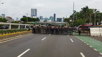 インドネシア国会議事堂の前でデモを行い、警察が1つの道路区間を閉鎖