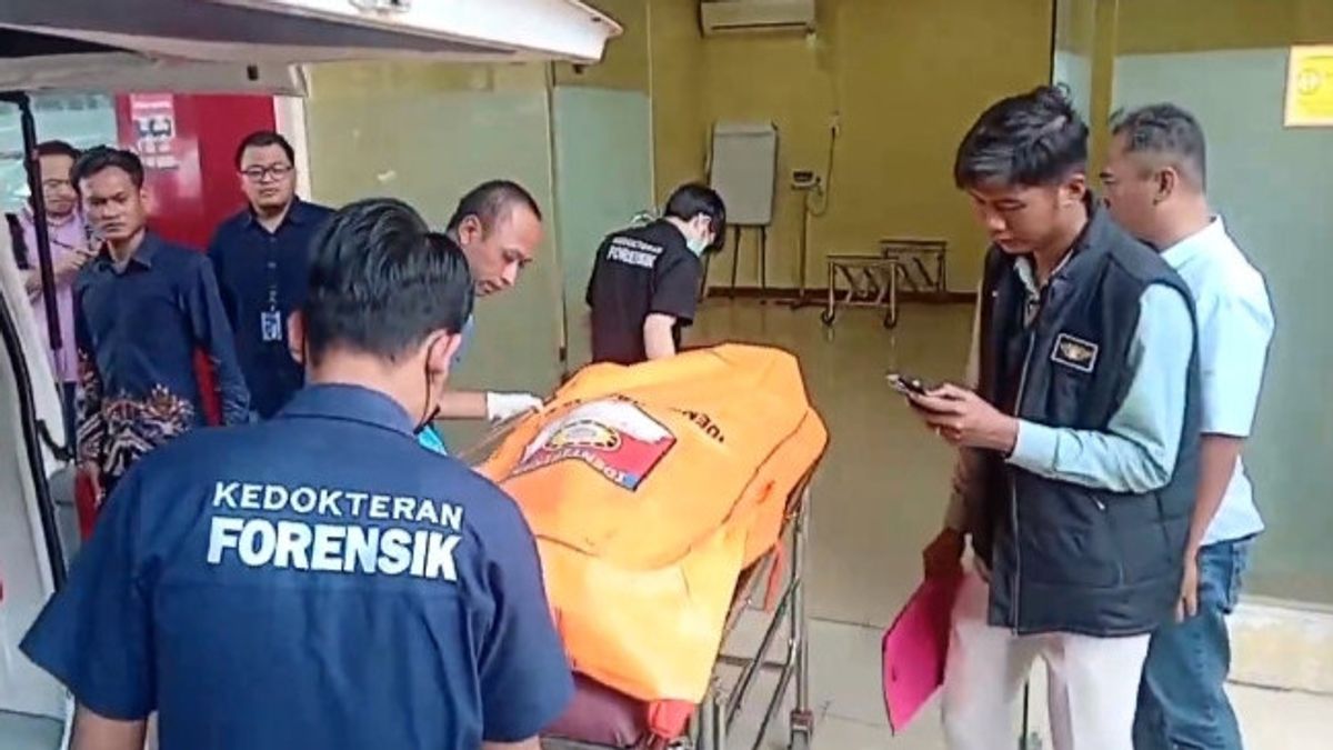 Mohamad Ilham Pradipta的尸体,KCP Bank的负责人,已经在警察医院,家庭和歇斯底里同事