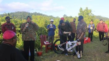 Social Minister Risma Distributes 100 Bicycles For Children In Yahukimo Papua