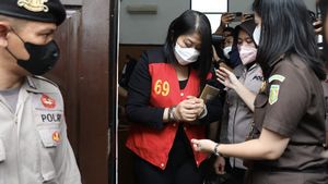 Penampilan Putri Candrawathi Terlihat Keibuan Meski Kenakan Rompi Tahanan Bernomor 69