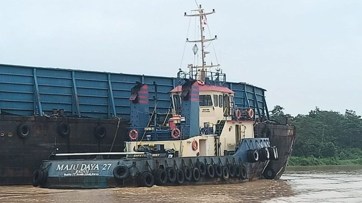 Pontoon Boats Collide With Houses, Cages, And Residents' Boats On The Banks Of The Batang Hari River, Jambi