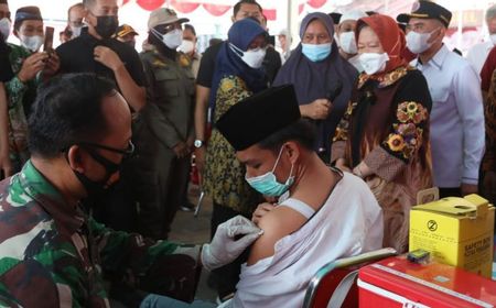 Dapat Tugas dari Jokowi, Mensos Risma Tinjau Percepatan Vaksinasi COVID-19 di Bangkalan, Madura