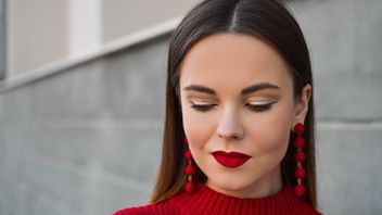 Cara Menggunakan Lipstik Warna Merah untuk Kecantikan Maksimal