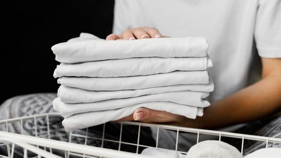 6 Cara Menghilangkan Noda Luntur di Baju Putih, Pakai Bahan-Bahan Ini