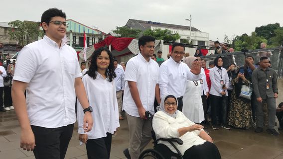 Anies Sekeluarga到TPS Kompak Berpak Putih Saat Saat Mencoblos,这是意思