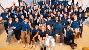 Tim Cook Bahas Baterai iPhone Air dan Investasi Kaca di Kunjungan ke Pabrik Corning
