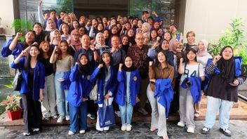 Mengenal Langsung Industri Media Online, Mahasiswa UNIKOM Bandung Kunjungi VOI Media Group