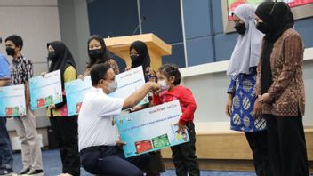 Good News For Thousands Of Orphans In DKI, Get Care Cards For Children And Youth Distributed By Governor Anies Baswedan