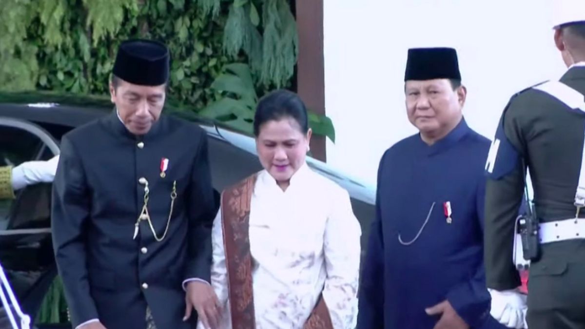 Without Gibran, Prabowo Subianto Welcomes Jokowi And Iriana Near The Car