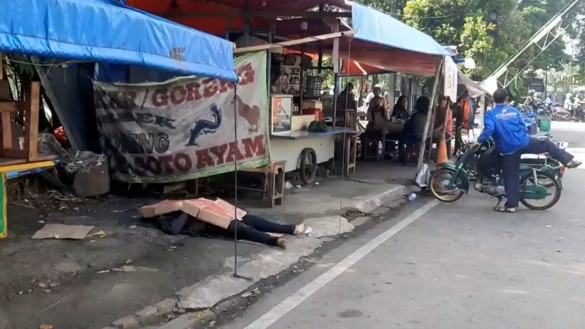 Youth From Subang Dies After Crashing Busway Separator In Front Of Duren Sawit Hospital, East Jakarta