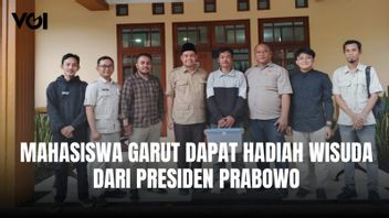Seorang Mahasiswa Pedagang Gorengan dari Garut, Terima Hadiah Wisuda dari Presiden Prabowo