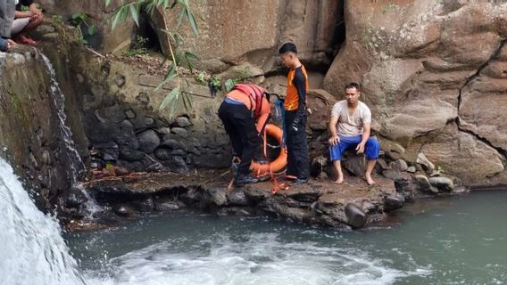 东龙目岛河中溺水儿童，SAR疏散队 