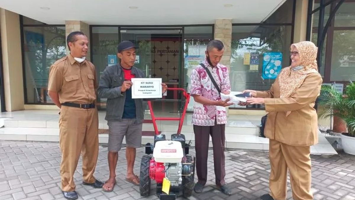Berita Kulon Progo: Kelompok Tani di Kulon Progo Peroleh Bantuan Traktor Capung