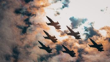 Sambut Kemerdekaan RI, Jet Tempur F-16 Lakukan Aksi Fly Pass di Atas Istana Merdeka