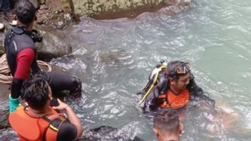 在艾米塔特瀑布跳跃，锡卡NTT的少年溺水身亡